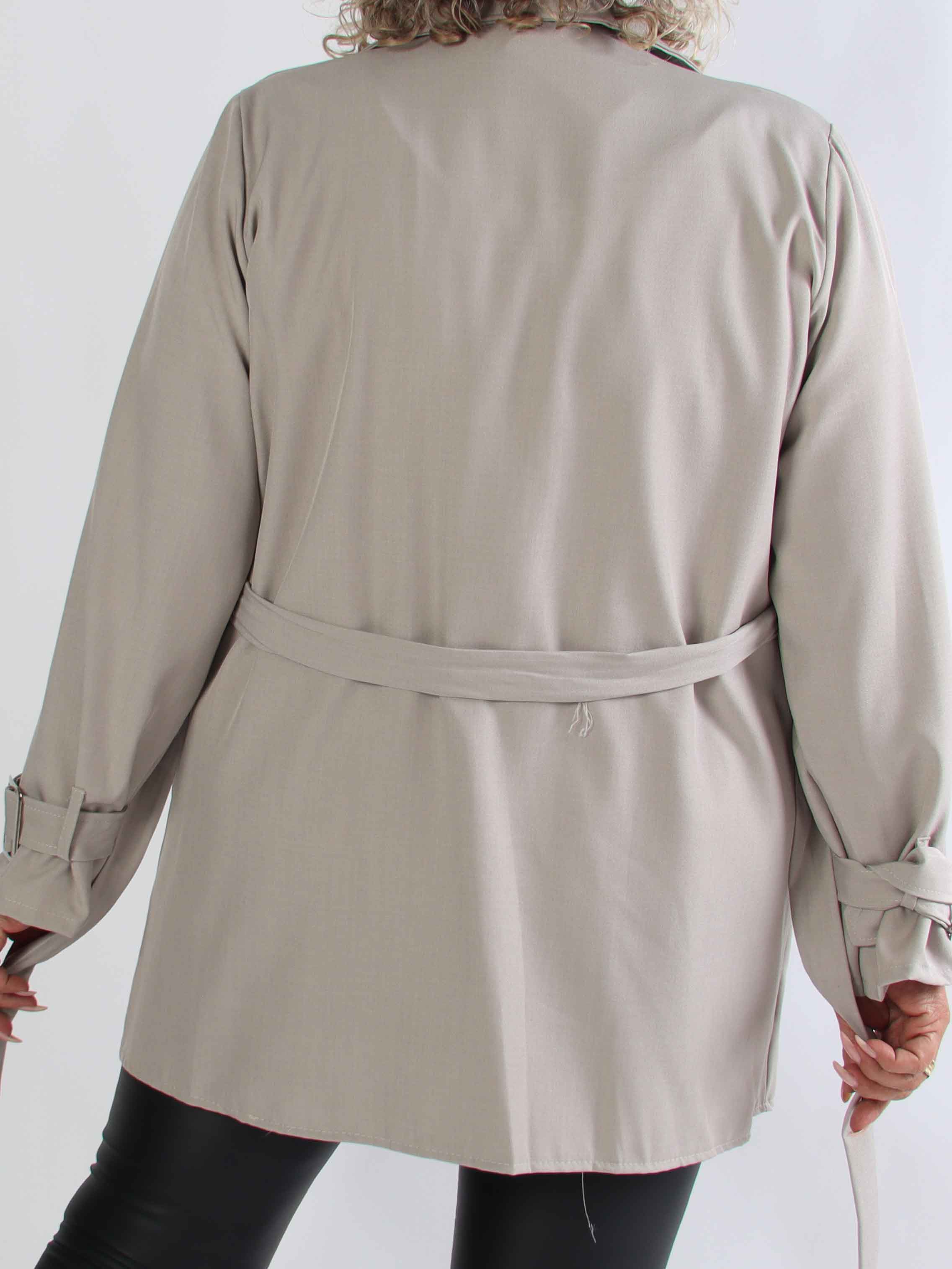 Sharpay Short 2.0 – Kort lätt plus size trenchcoat med knytskärp